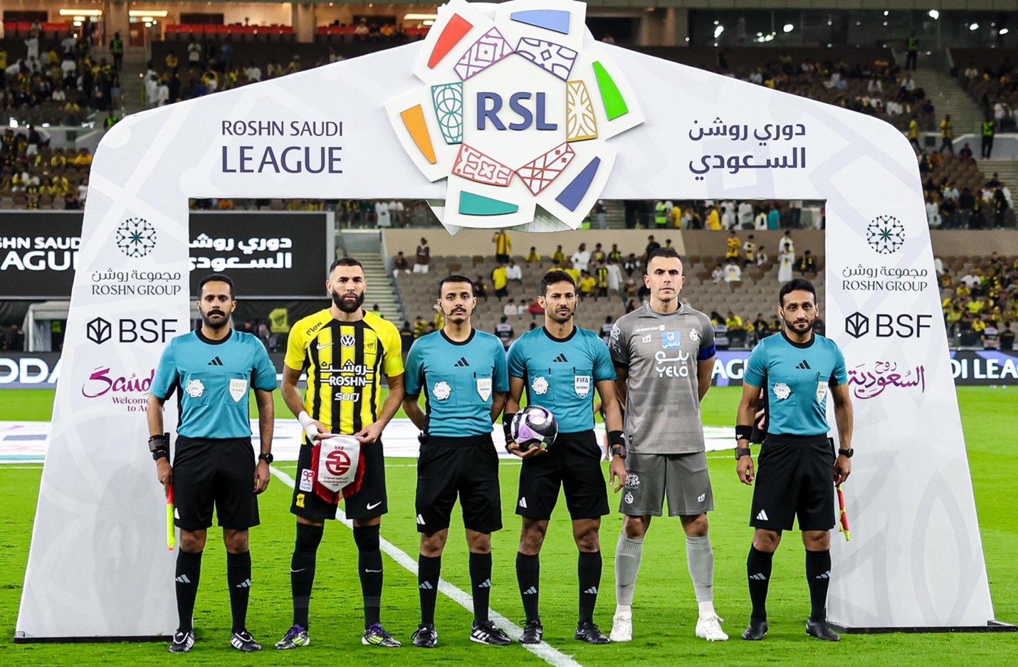 الفراج يرد على اتهامات اللوبي الأزرق ويكشف الحقيقة وراء الجدل التحكيمي في مباراة الاتحاد والخلود الاتحاد والخلود