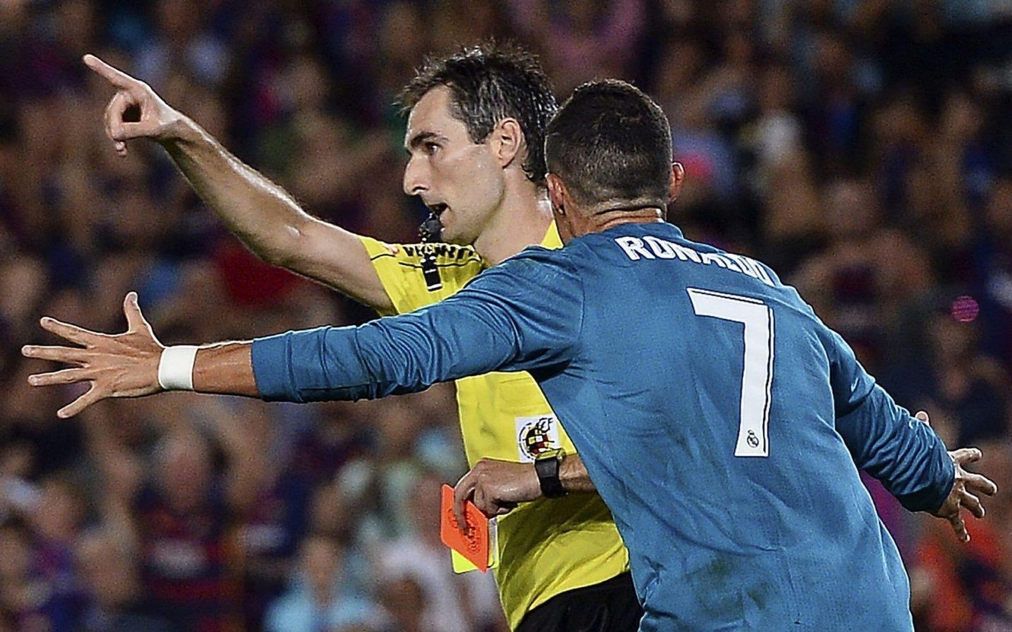 حكم إسباني سابق يفجرها: ريال مدريد يستخدم الثلاجة لترهيب الحكام إسترادا فيرنانديز