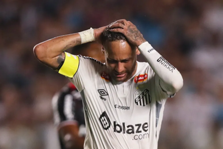 نيمار يعود إلى سانتوس ويطلب الصبر من جماهير البرازيل بعد رحيله عن الهلال نيمار