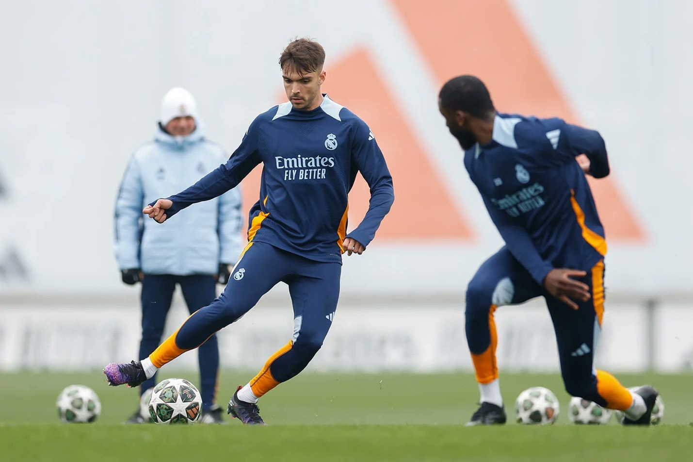 سيناريو مثير: كورتوا يتخيل مستقبل هالاند في قميص ريال مدريد هالاند