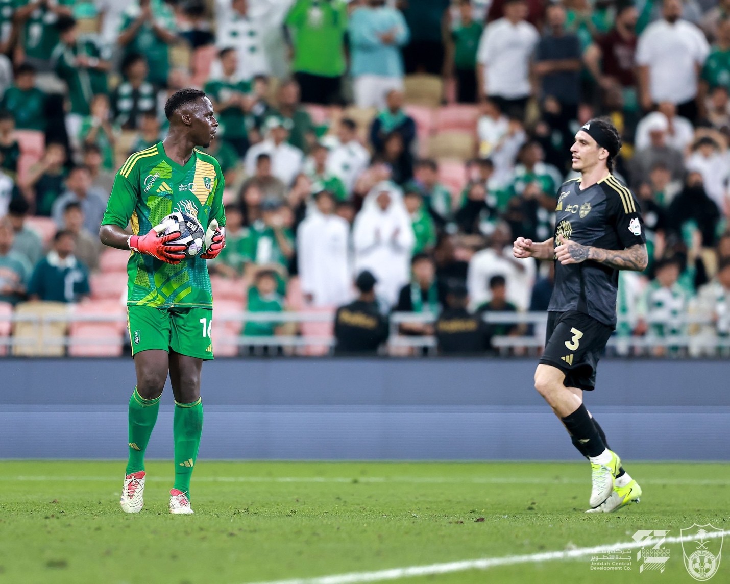 جراحة ميندي العاجلة هل سيعود الحارس السنغالي لتأمين كلاسيكو الأهلي والهلال وسط تحديات الدوري؟ ميندي
