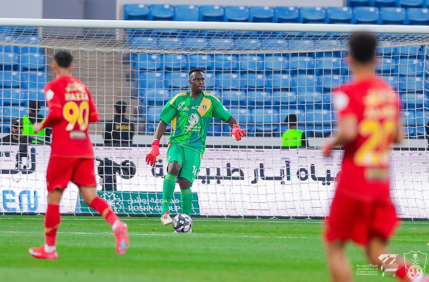 جراحة ميندي العاجلة هل سيعود الحارس السنغالي لتأمين كلاسيكو الأهلي والهلال وسط تحديات الدوري؟ ميندي