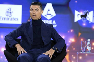 عروض مالية تهز كيان الكرة: رونالدو في السعودية والميسي يضيء سماء MLS في معركة النجوم العالمية رونالدو