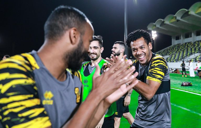 نجم برازيلي مجنس خطوة جديدة في مفترق طرق التصفيات الآسيوية ومواجهة قاسية مع المنتخب السعودي رومارينيو