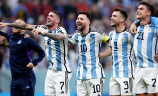 مشهد يُضيء الروح الرياضية رافينيا ورودريجو دي بول يطفئان فتيل الفتنة بعد لقاء مثير رافينيا