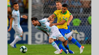 مشهد يُضيء الروح الرياضية رافينيا ورودريجو دي بول يطفئان فتيل الفتنة بعد لقاء مثير رافينيا