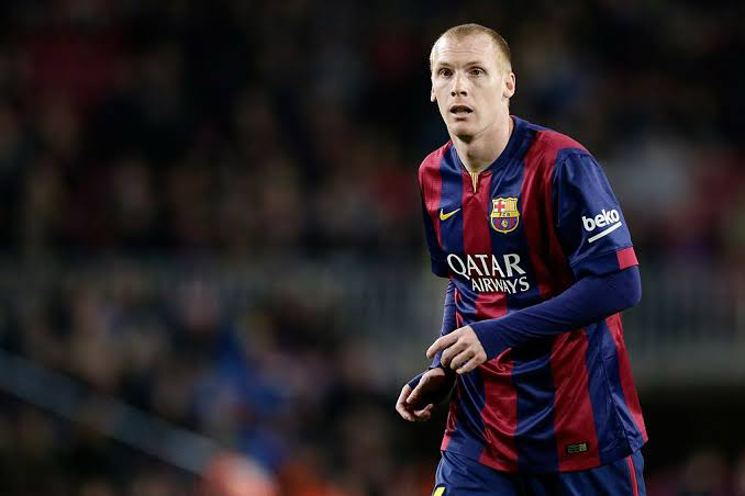 من أضواء الملاعب إلى أروقة متجر الأحذية قصة تحول مدافع برشلونة الأسطوري جيريمي ماثيو
