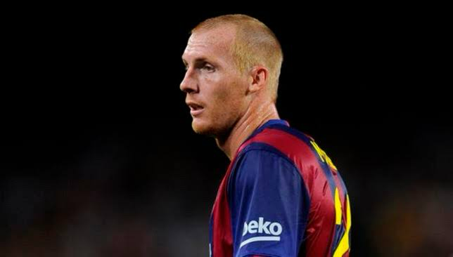 من أضواء الملاعب إلى أروقة متجر الأحذية قصة تحول مدافع برشلونة الأسطوري جيريمي ماثيو
