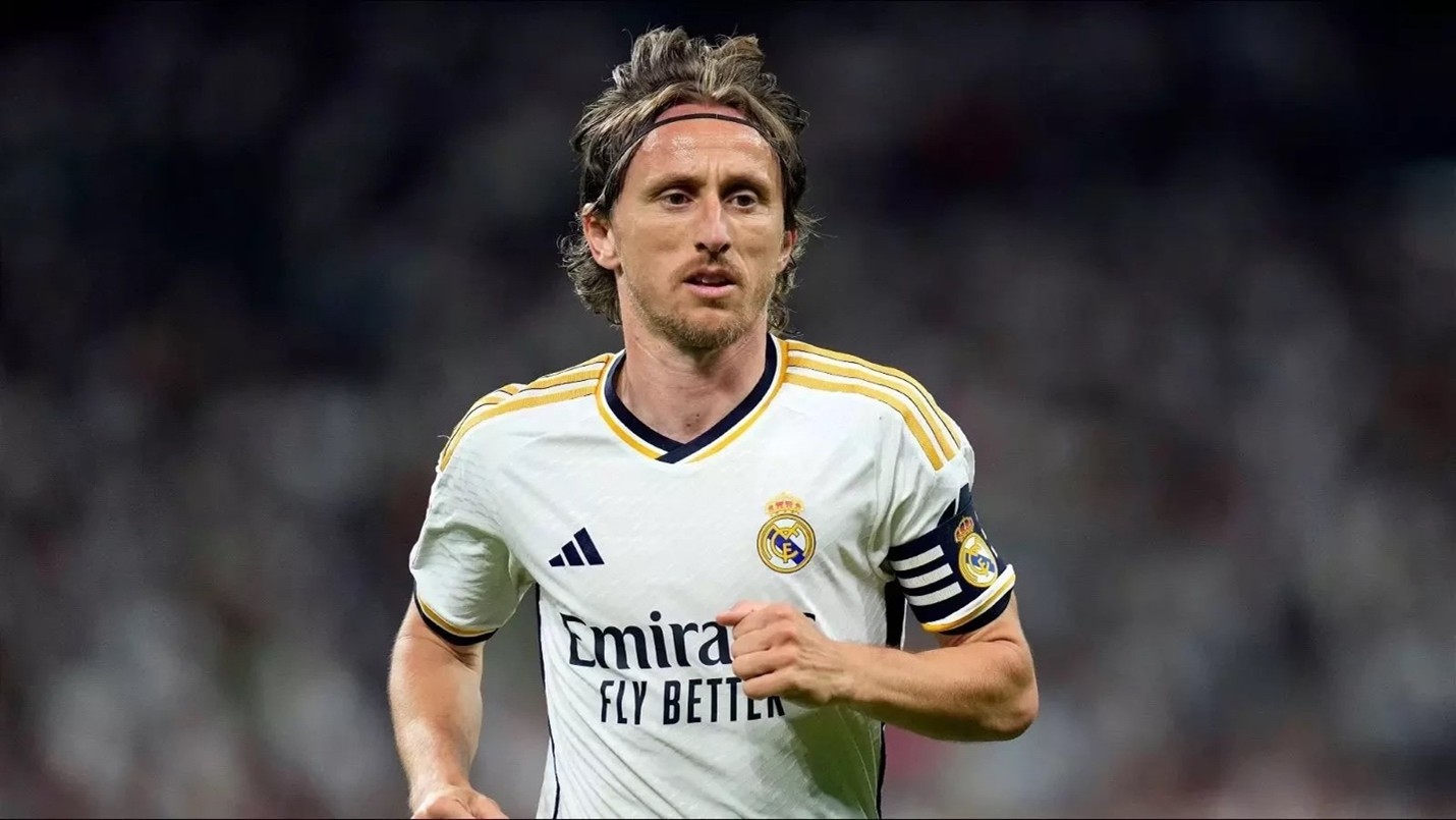 ريال مدريد وشعار كأس إنتركونتيننتال: جدل واسع حول اختيار الزي ريال مدريد